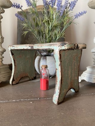 Sgabello fiocco in patina antica