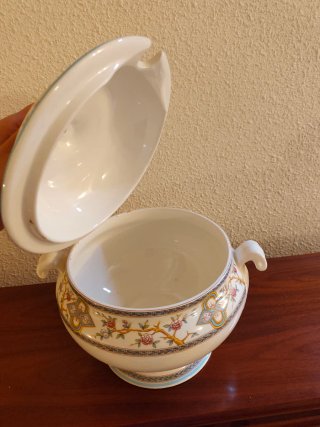 Sopera de cerámica con diseño floral