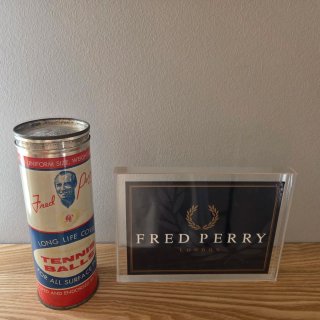 Pegatina azul de Fred Perry en marco metacrilato