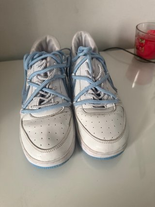 Zapatillas blancas y azules
