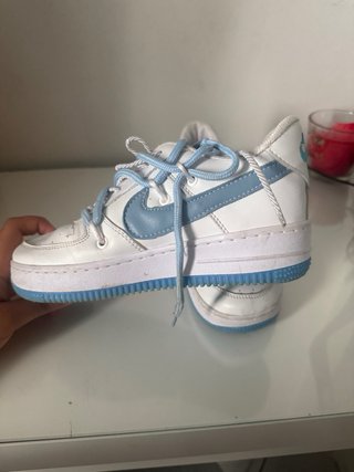 Zapatillas blancas y azules