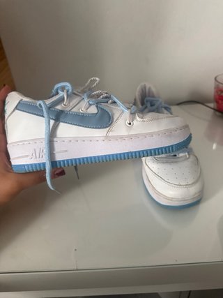 Zapatillas blancas y azules