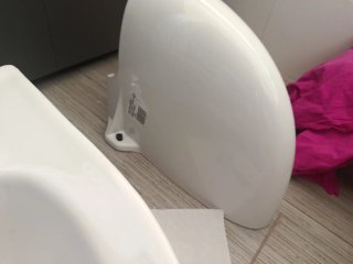 Lavabo de porcelana con grifo de metal