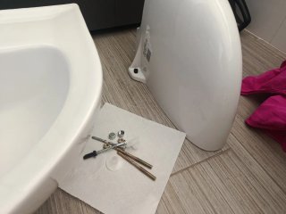 Lavabo de porcelana con grifo de metal