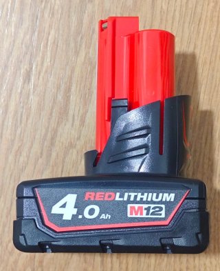 Batería y Cargador Milwaukee M12