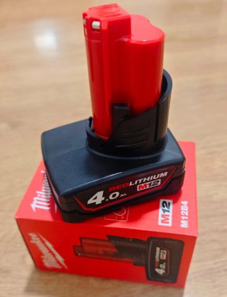 Batería y Cargador Milwaukee M12