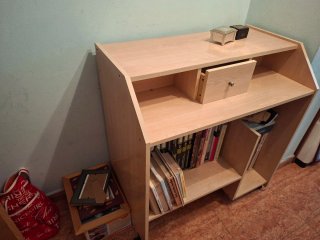 Estantería de madera con cajón