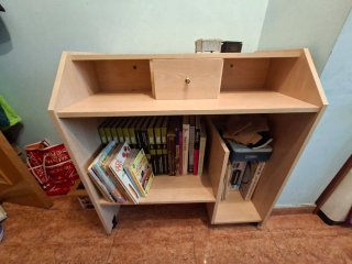 Estantería de madera con cajón
