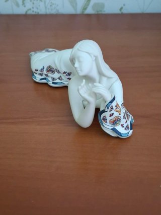 Figura Nadal mujer tumbada. 17 largox6anchox7alto