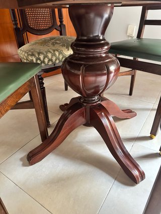 Mesa redonda extensible y 4 sillas vintage