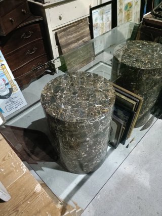 Mesa grande salón con cristal y columnas
