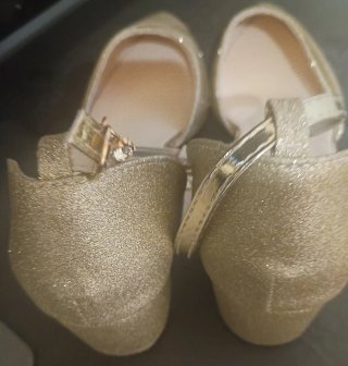 Sandalias doradas con tiras