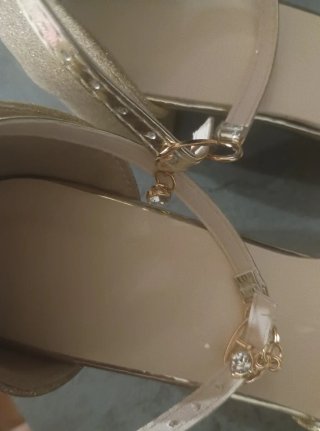 Sandalias doradas con tiras
