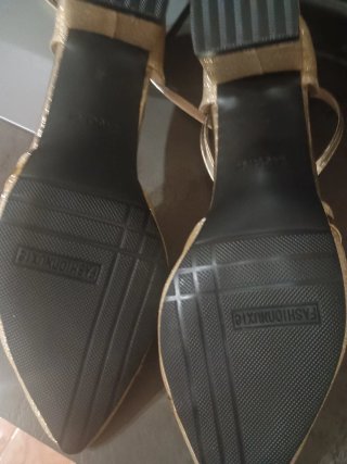 Sandalias doradas con tiras
