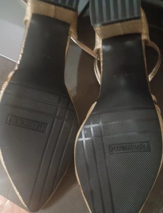 Sandalias doradas con tiras