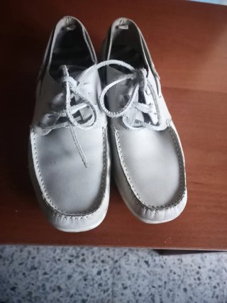 Sebago náuticos grises y blancos