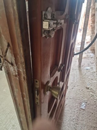 Puerta madera antigua con reja
