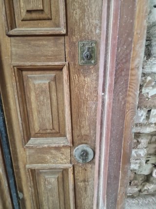 Puerta madera antigua con reja