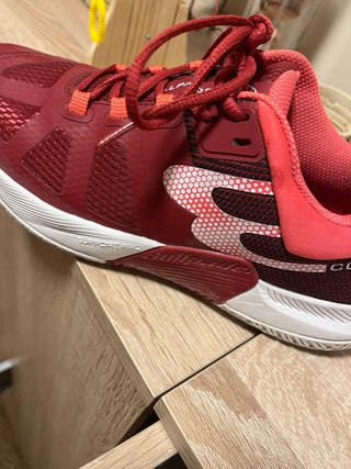 Zapatillas de pádel rojas y blancas