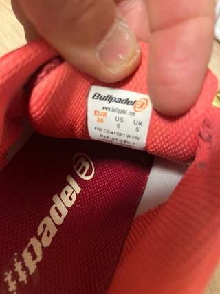 Zapatillas de pádel rojas y blancas