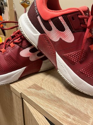 Zapatillas de pádel rojas y blancas