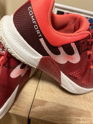 Zapatillas de pádel rojas y blancas
