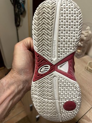 Zapatillas de pádel rojas y blancas