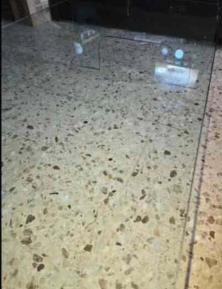 Mesa de cristal templado con base de piedra