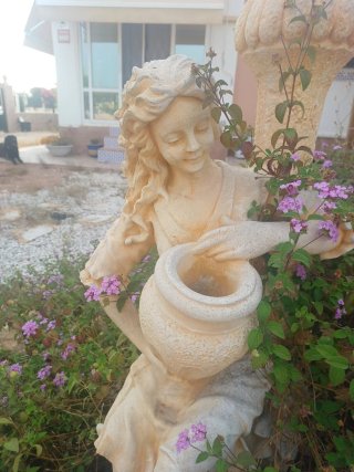 Escultura de jardín mujer con jarrón. Recoger...