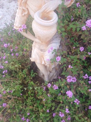 Escultura de jardín mujer con jarrón. Recoger...