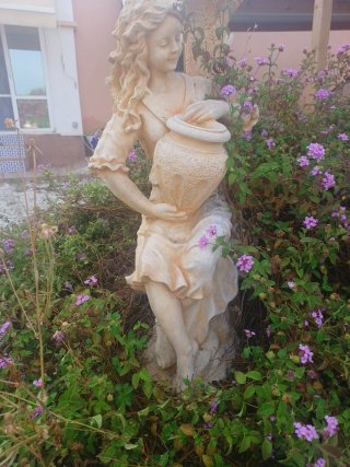 Escultura de jardín mujer con jarrón. Recoger...