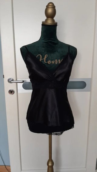 Top nero con pizzo