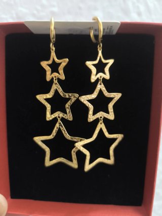 Pendientes largos de estrellas doradas