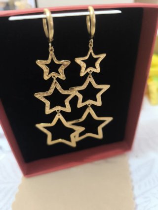 Pendientes largos de estrellas doradas