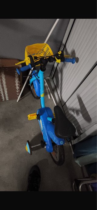 Bicicleta infantil azul con cesta amarilla