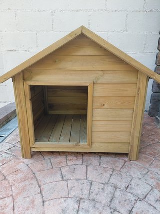 Caseta para perro de madera sin usar