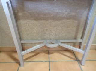Mueble recibidor lacado plateado