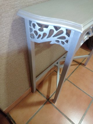 Mueble recibidor lacado plateado