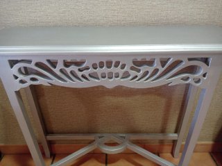 Mueble recibidor lacado plateado