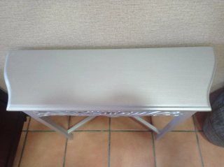 Mueble recibidor lacado plateado