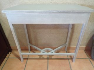 Mueble recibidor lacado plateado