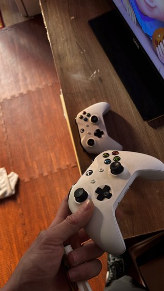 Xbox Blanca con 2 Mandos y 3 Juegos