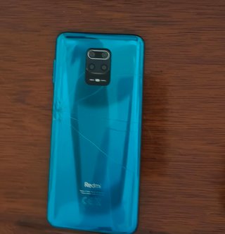 Móvil Redmi Note 9S con funda roja