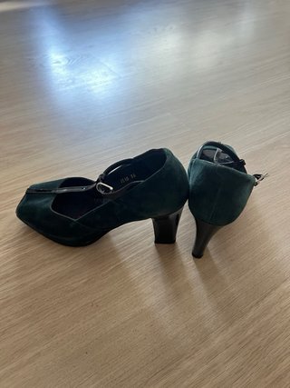 Zapatos tacón Laura Amat ante verde botella 36