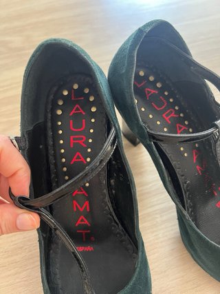 Zapatos tacón Laura Amat ante verde botella 36