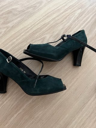 Zapatos tacón Laura Amat ante verde botella 36