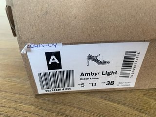 Zapatos Clarks Ambyr Light Negros
