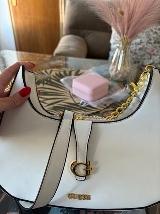 Bolso Blanco Guess Dorado