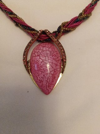Collar verano con colgante piedra rosa