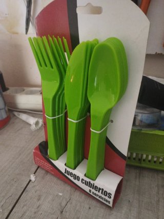 Juego cubiertos plástico verde 8 servicios